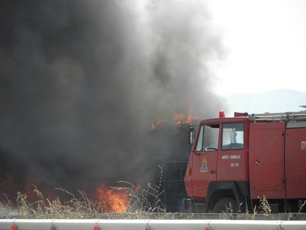 ΣΥΜΒΑΙΝΕΙ ΤΩΡΑ: Φωτιά στην Εγνατία σε λεωφορείο του ΚΤΕΛ - Φωτογραφία 3