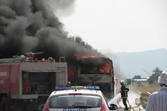 ΣΥΜΒΑΙΝΕΙ ΤΩΡΑ: Φωτιά στην Εγνατία σε λεωφορείο του ΚΤΕΛ