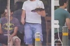 Δείτε πασίγνωστο ηθοποιό να σερβίρει καφέδες στο Παγκράτι! (Φωτογραφίες)