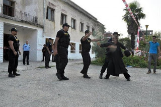 ΧΤΥΠΗΣΑΝ ΤΟΥΣ ΚΛΗΡΙΚΟΥΣ ΚΑΙ ΑΔΕΙΑΣΑΝ ΤΟΝ ΝΑΟ ▬ BINTEO - Φωτογραφία 1