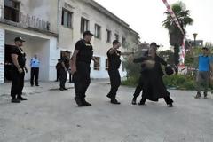 ΧΤΥΠΗΣΑΝ ΤΟΥΣ ΚΛΗΡΙΚΟΥΣ ΚΑΙ ΑΔΕΙΑΣΑΝ ΤΟΝ ΝΑΟ ▬ BINTEO