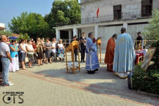 Πρεμετή: Λειτουργία στον προαύλιο χώρο, απτόητοι πιστοί και ιερείς - Φωτογραφία 1