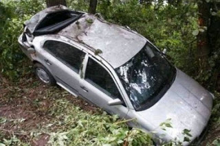 Tραγωδία λίγο πριν την Βόνιτσα - Αυτοκίνητο έπεσε σε χαράδρα - Φωτογραφία 1
