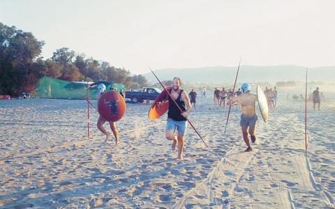 ΧΡΥΣΗ ΑΥΓΗ Ακροδεξιό κιτς στην παραλία ...!!! - Φωτογραφία 3