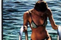 H Βίκυ Καγιά διαφημίζει το υπέροχο σώμα και το μπικίνι της, τον ντάκο και το σούσι που τρώει