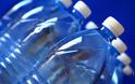 Γιατί δεν πρέπει να πίνoυμε απευθείας από το πλαστικό μπουκάλι