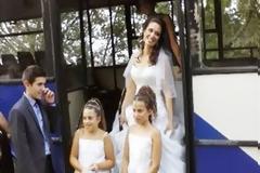 Νύφη έφτασε στην εκκλησία με... αστικό λεωφορείο