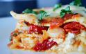 H συνταγή της ημέρας: Χειροποίητα λαζάνια με σάλτσα ντομάτας και γαρίδες