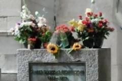 Γιατί ο τάφος του Τζιμ Μόρισον έχει ελληνική επιγραφή
