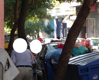 Φωτογραφίες αναγνώστη με ηλικιωμένους να ψάχνουν στα σκουπίδια για να βρουν τροφή... - Φωτογραφία 1