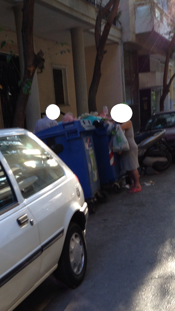 Φωτογραφίες αναγνώστη με ηλικιωμένους να ψάχνουν στα σκουπίδια για να βρουν τροφή... - Φωτογραφία 2