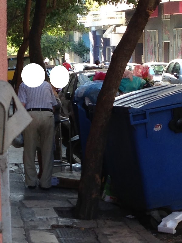 Φωτογραφίες αναγνώστη με ηλικιωμένους να ψάχνουν στα σκουπίδια για να βρουν τροφή... - Φωτογραφία 3