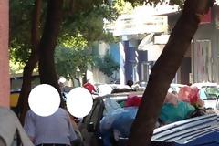 Φωτογραφίες αναγνώστη με ηλικιωμένους να ψάχνουν στα σκουπίδια για να βρουν τροφή...