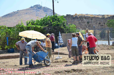 Εργάτες δουλεύουν πυρετωδώς στην νέα ανασκαφή έξω από τα τείχη της Τίρυνθας - Φωτογραφία 4