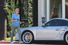 Ellen DeGeneres: Με Porsche 180 χιλιάδων δολαρίων