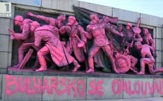 Έβαψαν με ροζ μπογιά μνημείο της σοβιετικής εποχής στην Σόφια - Φωτογραφία 1