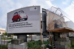 Mετατρέπει τις πινακίδες των δρόμων σε σπίτια αστέγων!