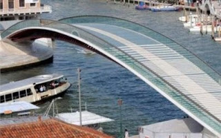 Ράγισε το γυαλί για τον Καλατράβα – Οι Ιταλοί ζητούν αποζημίωση 3,8 εκατ. ευρώ για τη γέφυρα της Βενετίας - Φωτογραφία 1