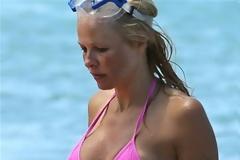 Η Πάμελα θυμίζει ακόμη... Baywatch!