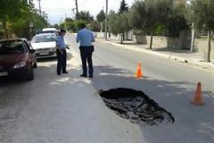 Βούλιαξε δρόμος στα Τρίκαλα