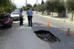 Απίστευτο: «Βούλιαξε» δρόμος στα Τρίκαλα (pics)
