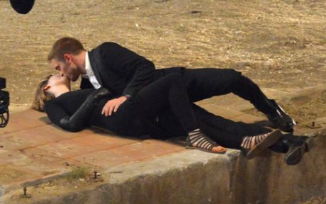 Ξαπλωμένος στο πεζοδρόμιο ο Πάτινσον φιλάει νεαρή ηθοποιό - Φωτογραφία 2