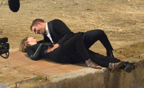 Ξαπλωμένος στο πεζοδρόμιο ο Πάτινσον φιλάει νεαρή ηθοποιό - Φωτογραφία 3