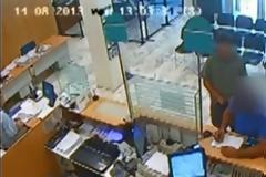 Καρέ - καρέ η ληστεία στο Βελεστίνο: Βίντεο και φωτογραφίες της ΕΛΑΣ