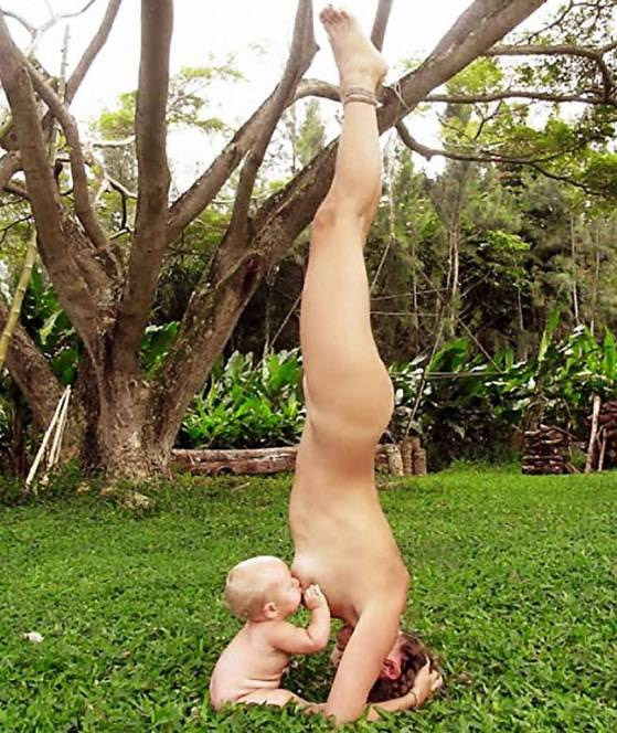 Η φωτογραφία «δεν υπάρχει»: Θηλάζει το μωρό της ενώ κάνει γιόγκα! - Φωτογραφία 2