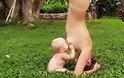 Η φωτογραφία «δεν υπάρχει»: Θηλάζει το μωρό της ενώ κάνει γιόγκα!