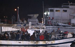 Εκατοντάδες μετανάστες από Συρία και Αίγυπτο στη Σικελία - Φωτογραφία 1