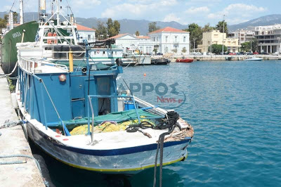 Σύγκρουση αλιευτικού με ρυμουλκό μέσα στο λιμάνι της Καλαμάτας - Φωτογραφία 2