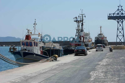 Σύγκρουση αλιευτικού με ρυμουλκό μέσα στο λιμάνι της Καλαμάτας - Φωτογραφία 4