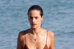 Η Alessandra Ambrosio συνεχίζει τις διακοπές της στην Μύκονο