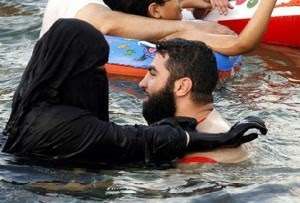 Έτσι κάνει μπάνιο μια ΜΟΥΣΟΥΛΜΑΝΑ στη θάλασσα με τον άνδρα της! - Φωτογραφία 1