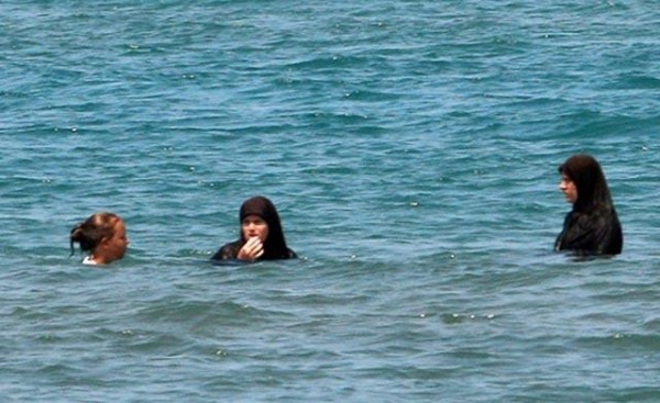 Έτσι κάνει μπάνιο μια ΜΟΥΣΟΥΛΜΑΝΑ στη θάλασσα με τον άνδρα της! - Φωτογραφία 2