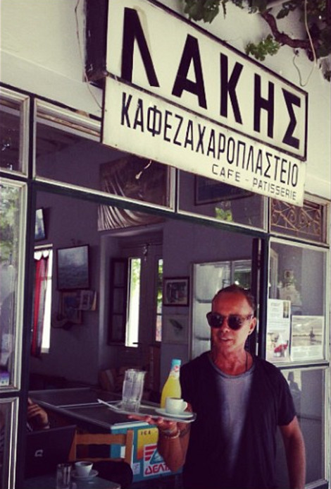 O Λάκης Γαβαλάς στη «νέα του δουλειά»: Σερβίρει λεμονάδες σε καφενείο - Φωτογραφία 2