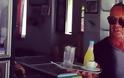 O Λάκης Γαβαλάς στη «νέα του δουλειά»: Σερβίρει λεμονάδες σε καφενείο - Φωτογραφία 1