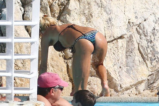 Η Victoria Silvstedt με μπικίνι στις διακοπές της στο St Tropez - Φωτογραφία 3