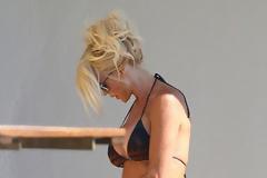 Η Victoria Silvstedt με μπικίνι στις διακοπές της στο St Tropez