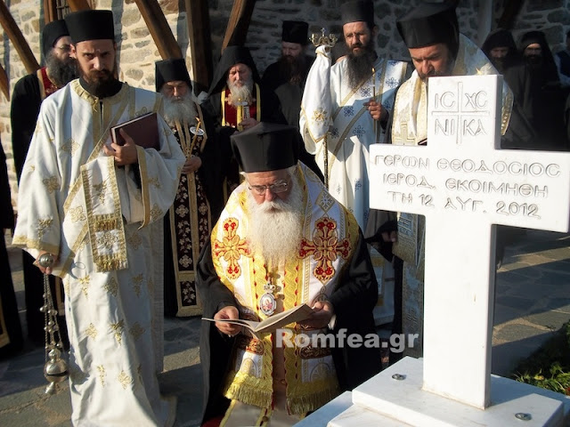 3504 - Αρχιερατικό μνημόσυνο Αγιορείτου Γέροντος Θεοδοσίου Ιεροδιακόνου τελέστηκε σήμερα στο Ιβηρητικό Κελλί Αγίας Άννης (φωτογραφίες) - Φωτογραφία 3