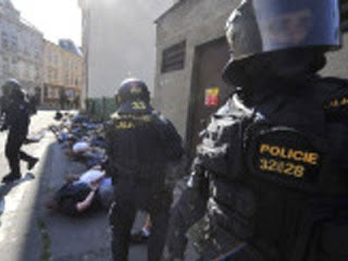 Τσεχία: Συλλήψεις ακροδεξιών σε διαδηλώσεις κατά των Ρομά - Φωτογραφία 1