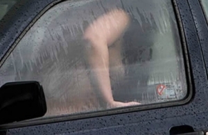 Πάτρα: Iερόδουλες συνευρίσκονται με πελάτες μέσα σε αυτοκίνητα - Φωτογραφία 1