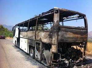 Φωτογραφίες σοκ απο το καμένο λεωφορείο - Ευτυχώς δεν υπήρξαν θύματα - Φωτογραφία 1