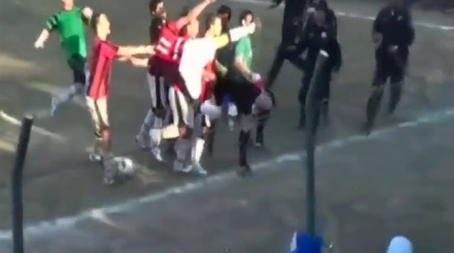 Βίντεο: Απίστευτη κλοτσιά ποδοσφαιριστή σε διαιτητή! - Φωτογραφία 1