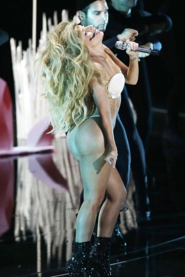 Ξέφυγε ΠΑΛΙ! Βγήκε με το στρινγκ στη σκηνή η Lady Gaga - Φωτογραφία 1