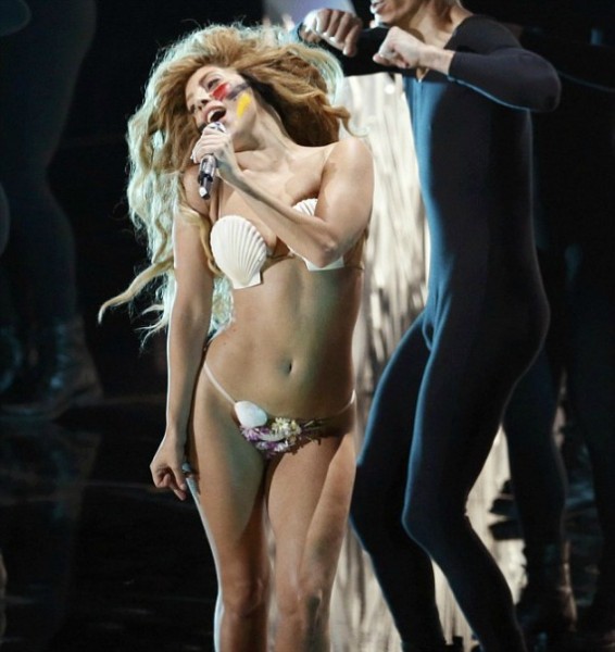 Ξέφυγε ΠΑΛΙ! Βγήκε με το στρινγκ στη σκηνή η Lady Gaga - Φωτογραφία 2