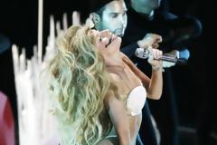 Ξέφυγε ΠΑΛΙ! Βγήκε με το στρινγκ στη σκηνή η Lady Gaga