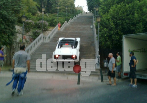 Πάτρα: Αυτοκίνητο ανεβαίνει τις σκάλες της Αγίου Νικολάου - Βίντεο - Φωτογραφία 1
