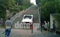 Πάτρα: Αυτοκίνητο ανεβαίνει τις σκάλες της Αγίου Νικολάου - Βίντεο - Φωτογραφία 1